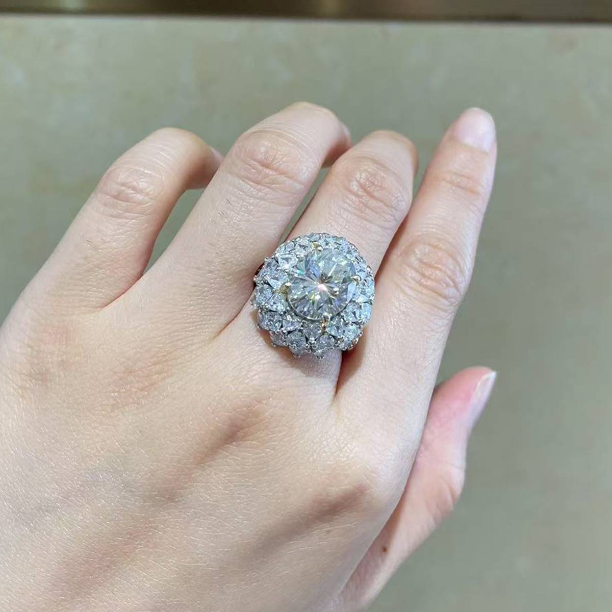 蛋形女戒S925银镀白金+K黄定制选款主石莫桑钻6.0ct/副石高碳钻